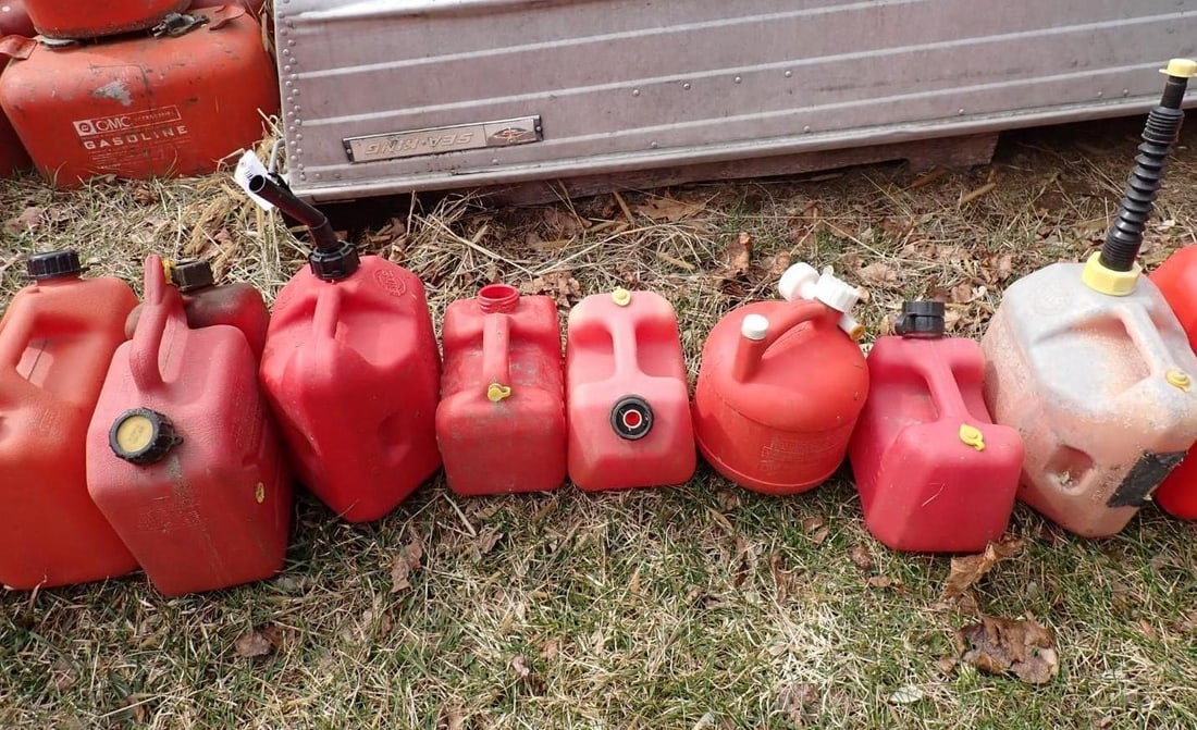 (13) Poly Fuel Cans - 4