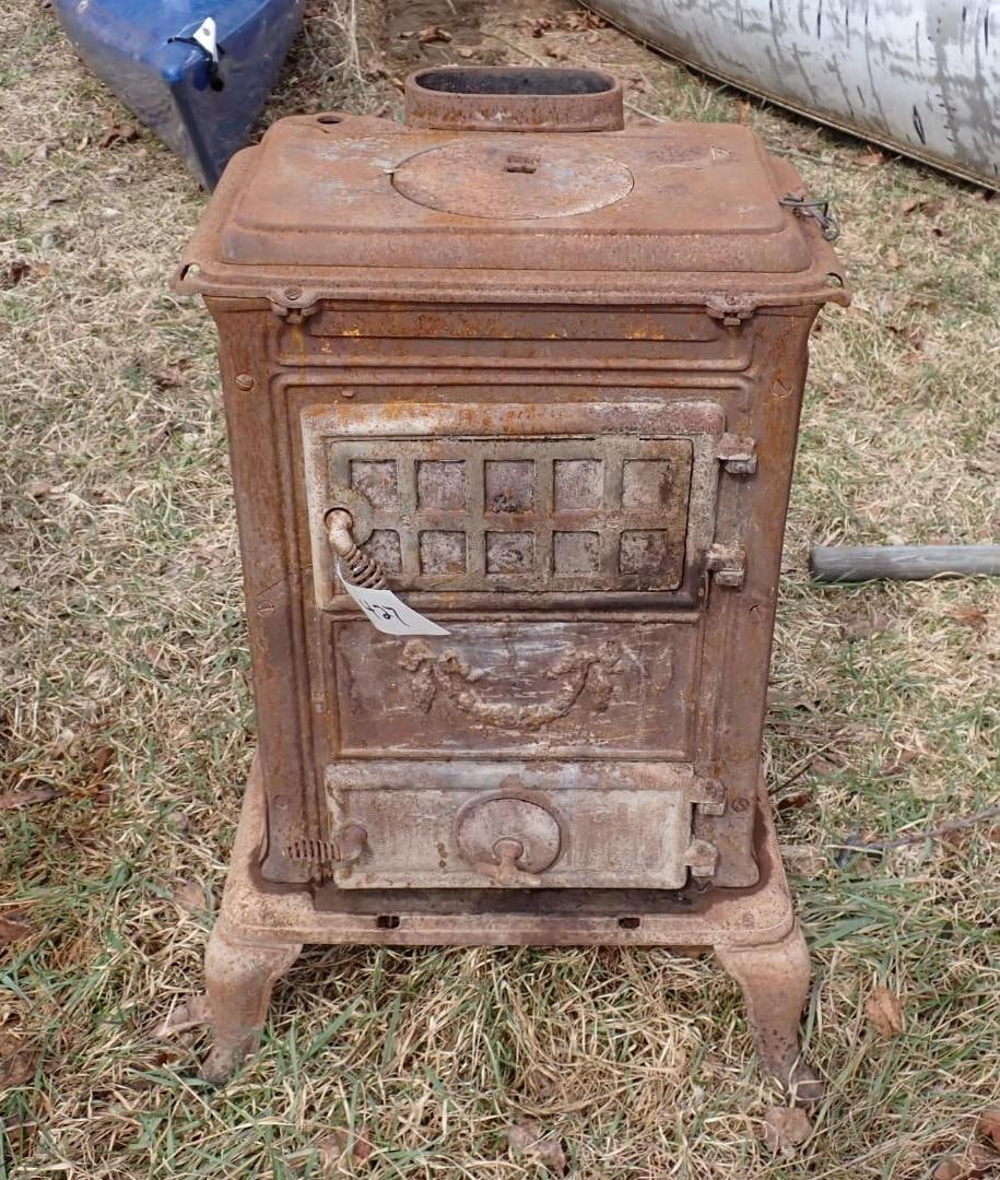 Parlor Stove: Cast Iron, 20" x 16" x 26", Needs some tinkering 