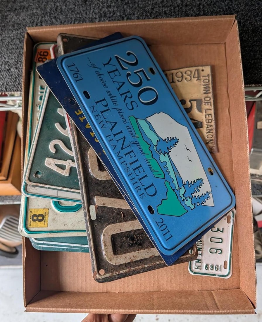 (16+/-) Vintage License Plates: (16+/-) Vintage License Plates 