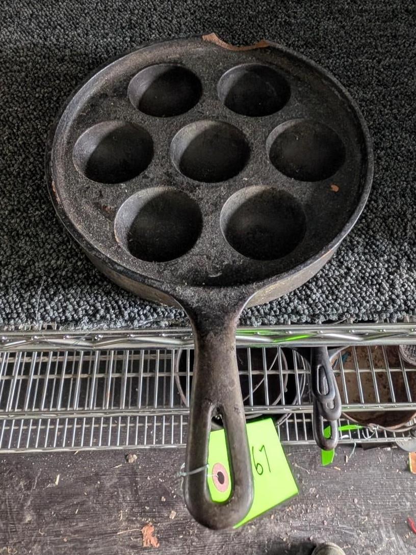 Griswold #32 Cast Iron Aebleskiver Pan: chipped 