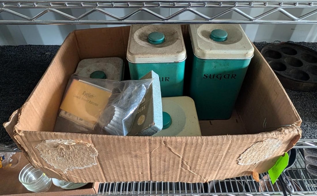 Vintage Baking Tin Set: Vintage Baking Tin Set