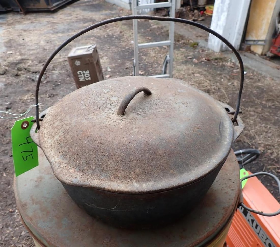 Cast Iron Dutch Oven: 8qt 