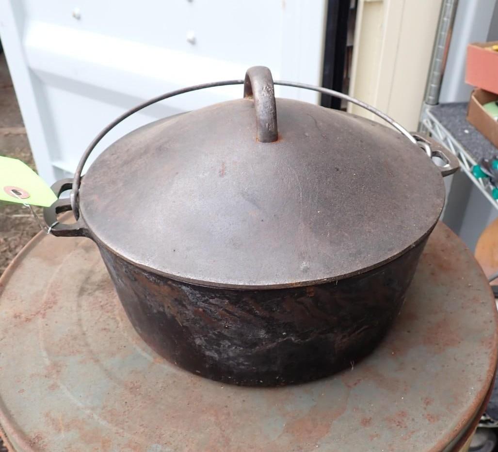 Cast Iron Dutch Oven: 8qt 