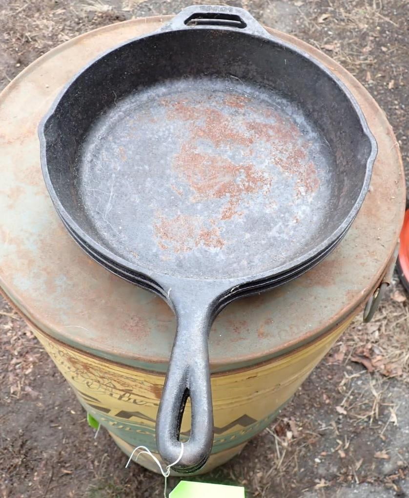 (3) Cast Iron Skillets: 10.5" incl lodge 