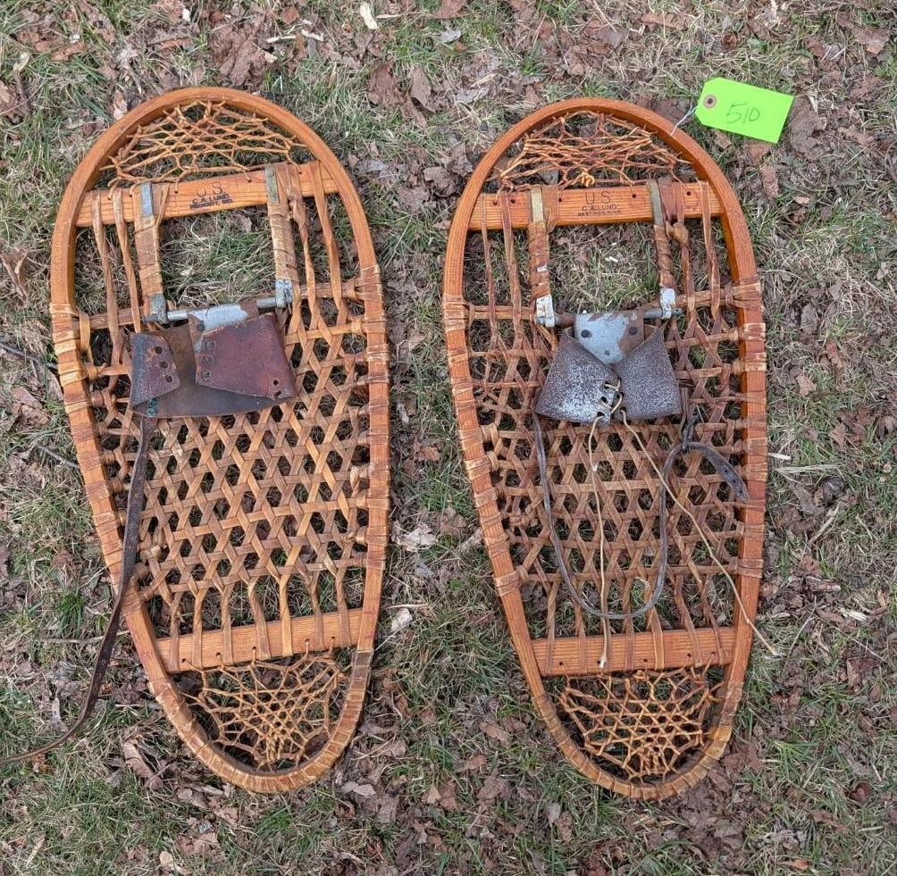 Pair CA Lund Bear Paw Snowshoes: 13"x 28" 