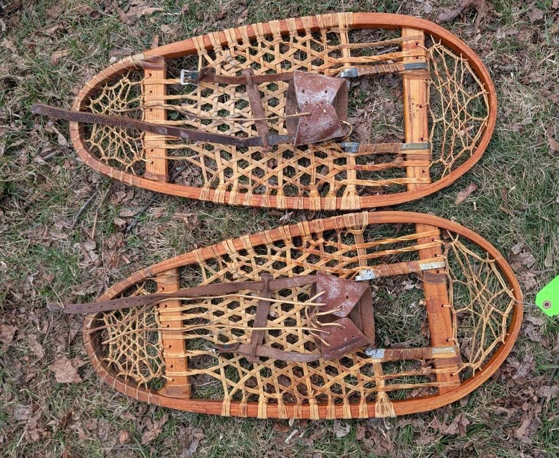 Pair CA Lund Bear Paw Snowshoes: 18"x 28" 
