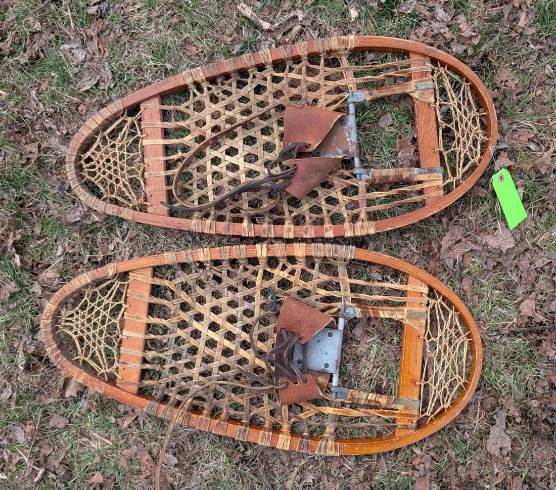 Pair Fahlin Bear Paw Snowshoes: 19" x 28" 