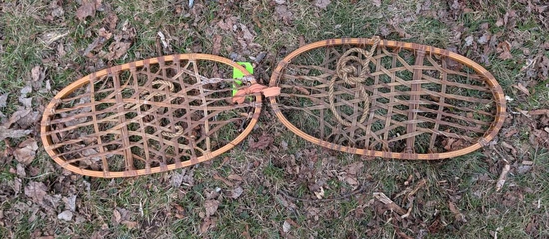 Pair CA Lund Snowshoes: 10.5" x 21" 