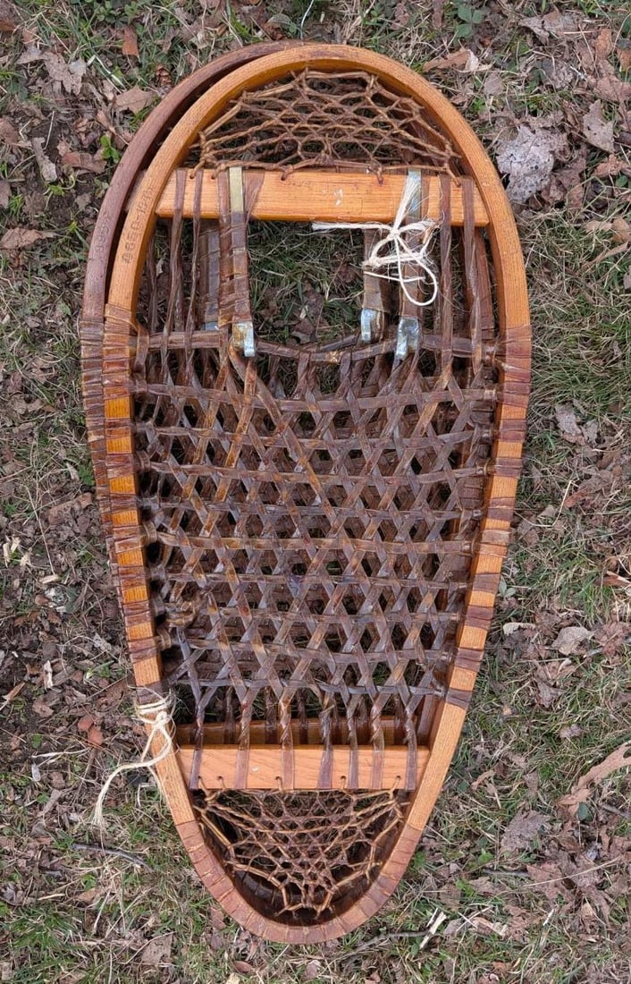 Pair Hamlin Bear Paw Snowshoes: 13" x 38" 