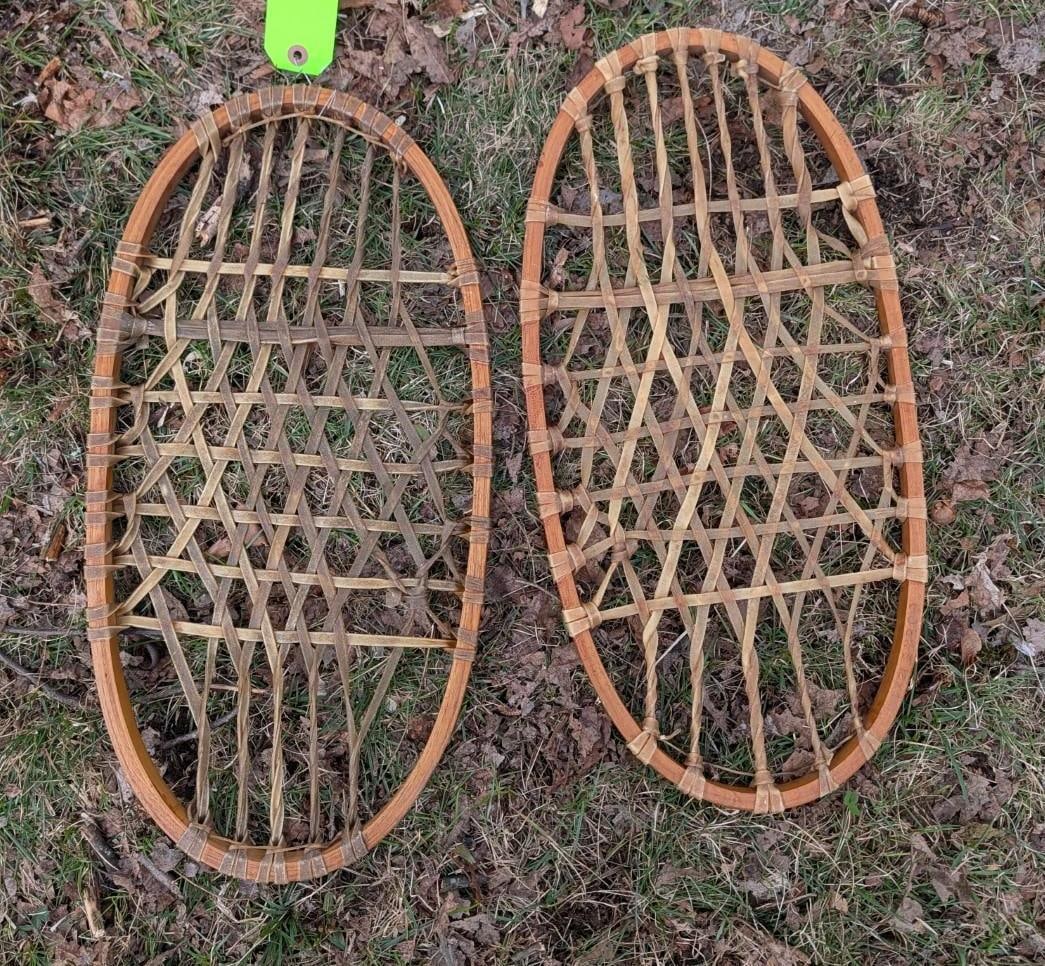Pair CA Lund Bear Paw Snowshoes: 10.5" x 12" 
