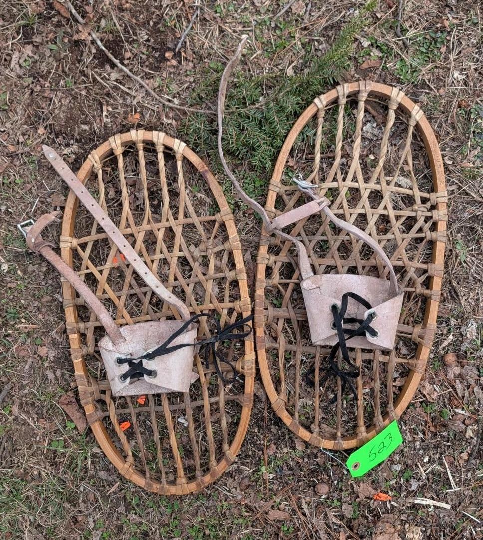 Pair CA Lund Bear Paw Snowshoes: 10" x 21" 