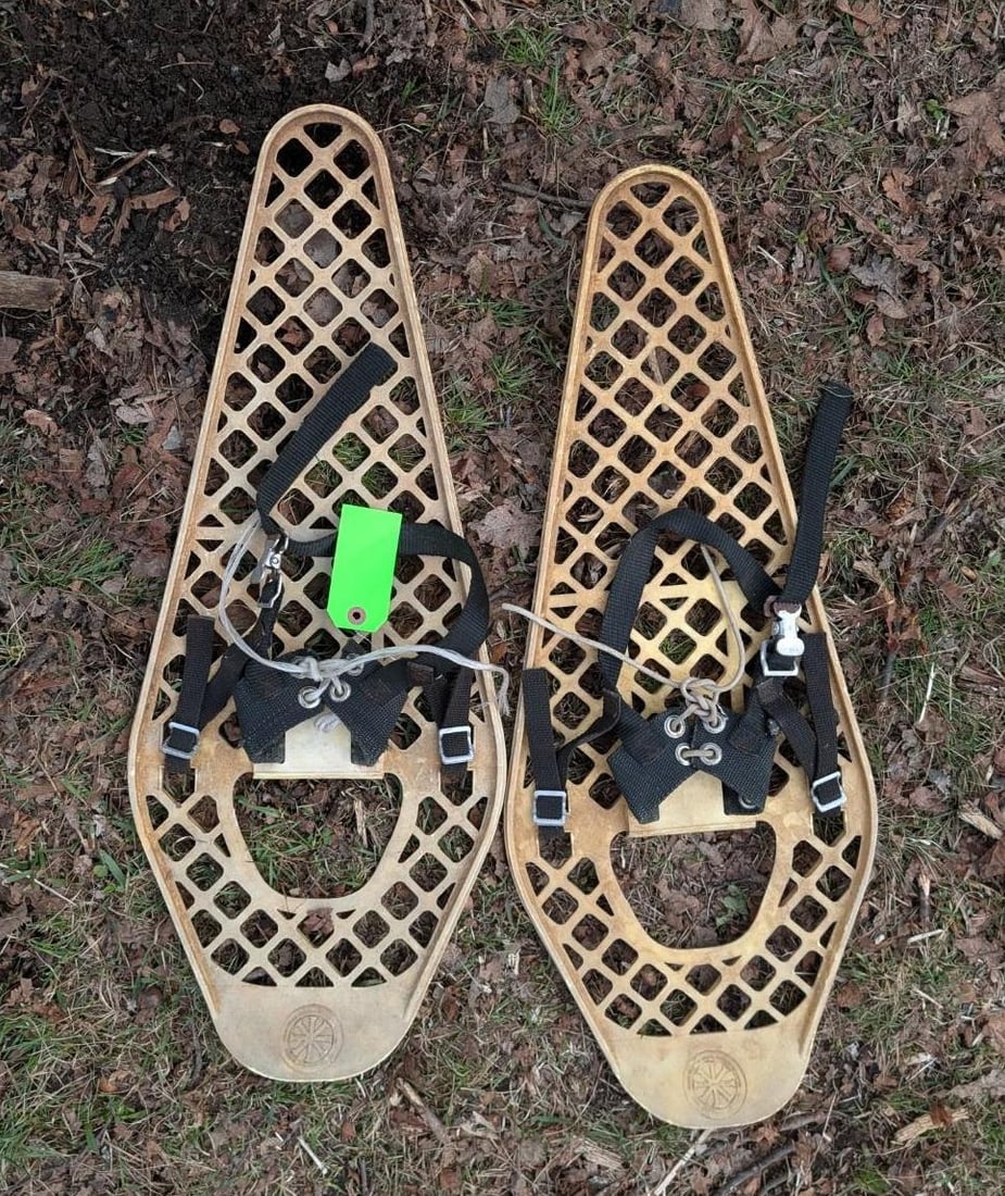Pair Snowtread Poly Snowshoes (1 of 4)
