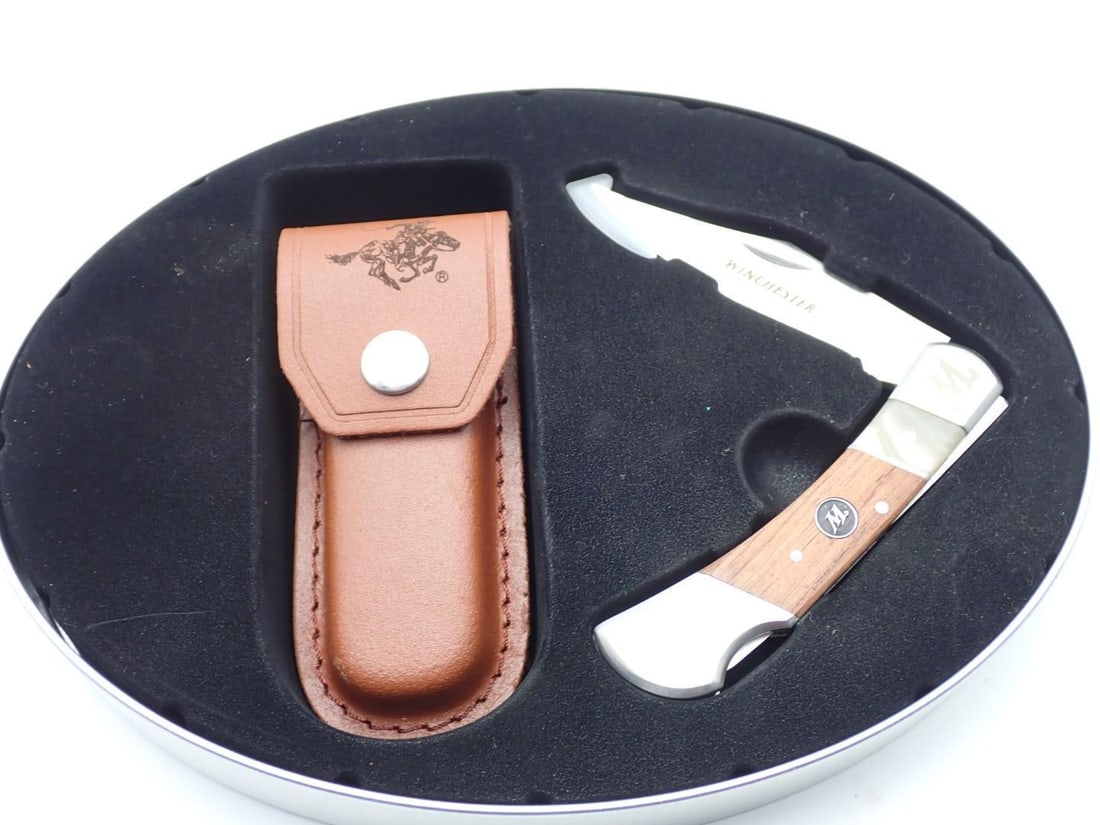 Winchester Folding Knife & Sheath: 7.625" overall length, in display tin