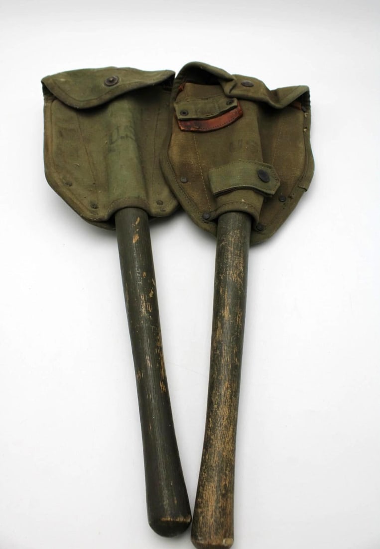 (2) Vintage U.S. Entrenching Tools W/ Covers: (2) Vintage U.S. Entrenching Tools W/ Covers