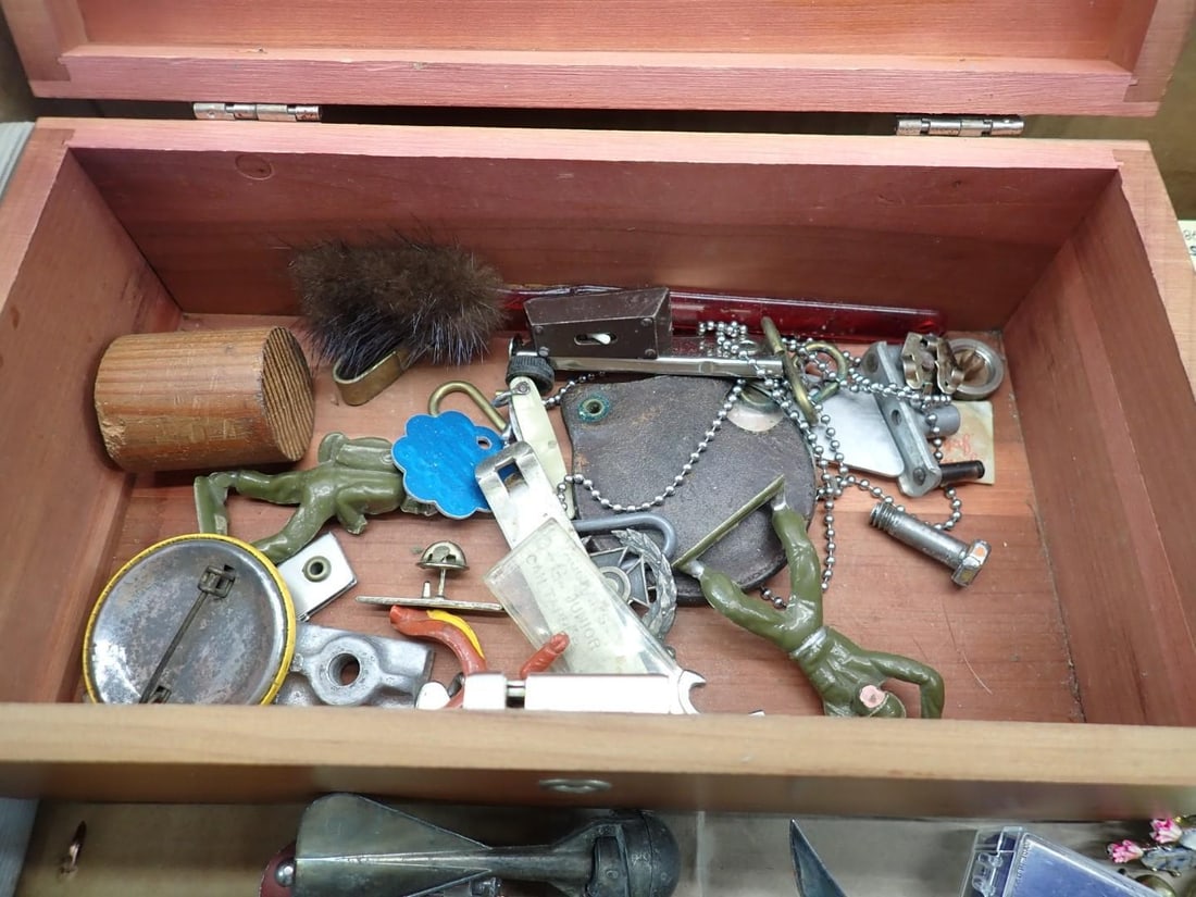 Tray of Jewelry, Pocket Knives & Small Collectibles - 2