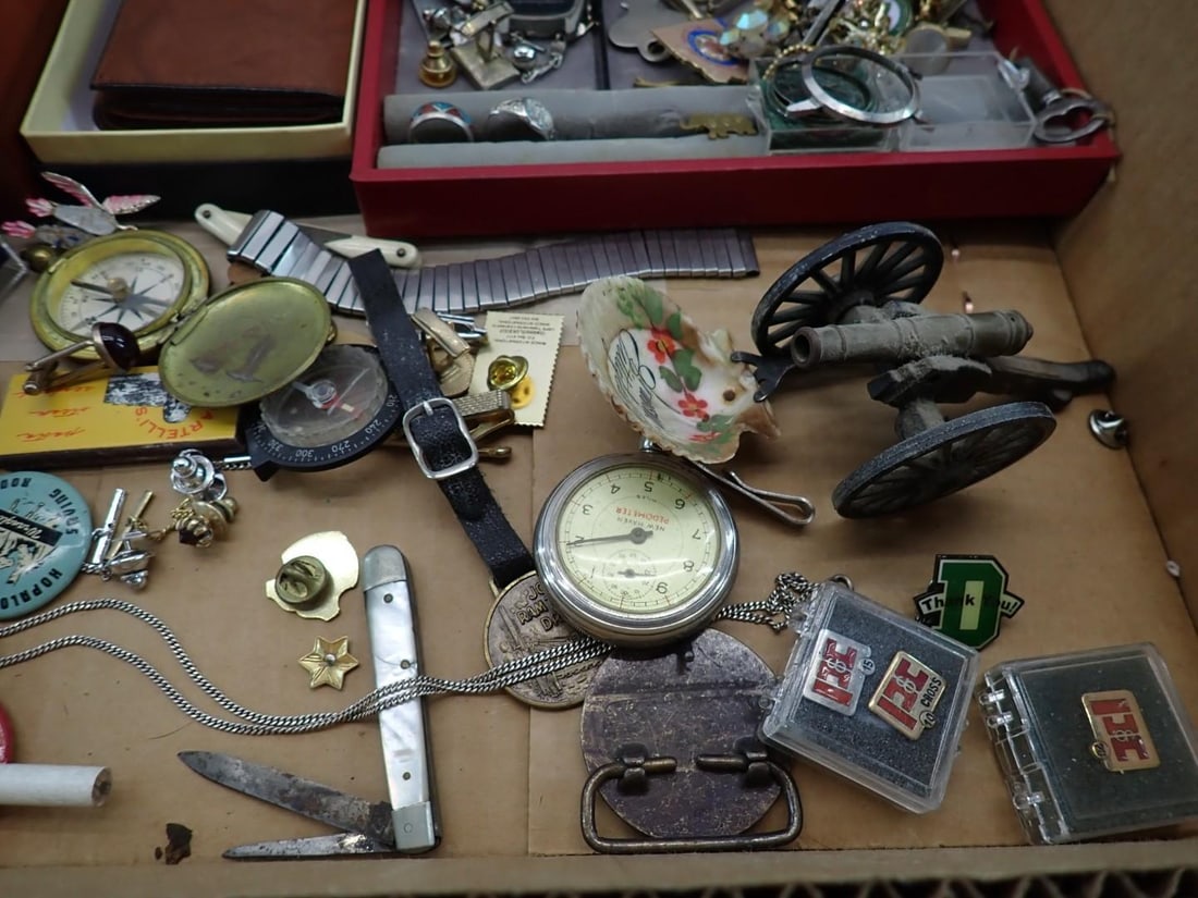 Tray of Jewelry, Pocket Knives & Small Collectibles - 4