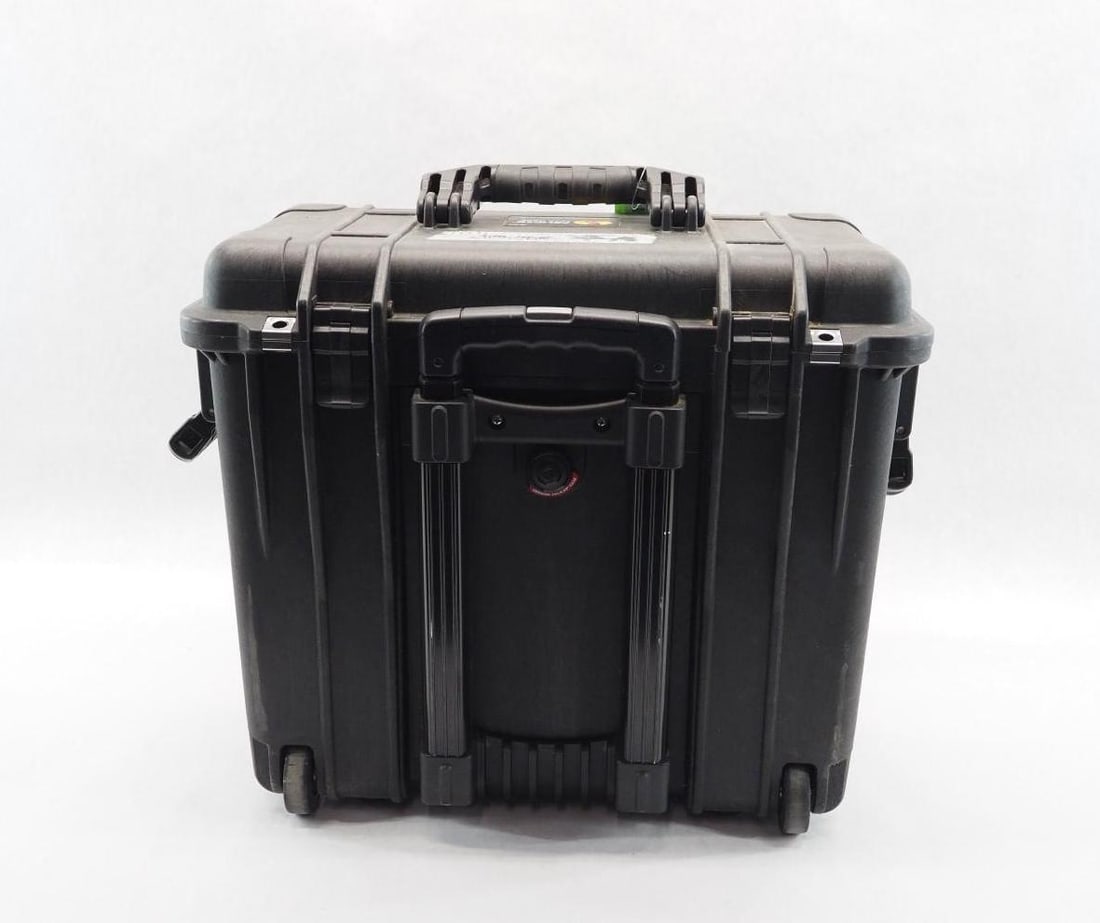 Pelican 1440 Rolling Case: interior 17.1" x 16" x 7.5"