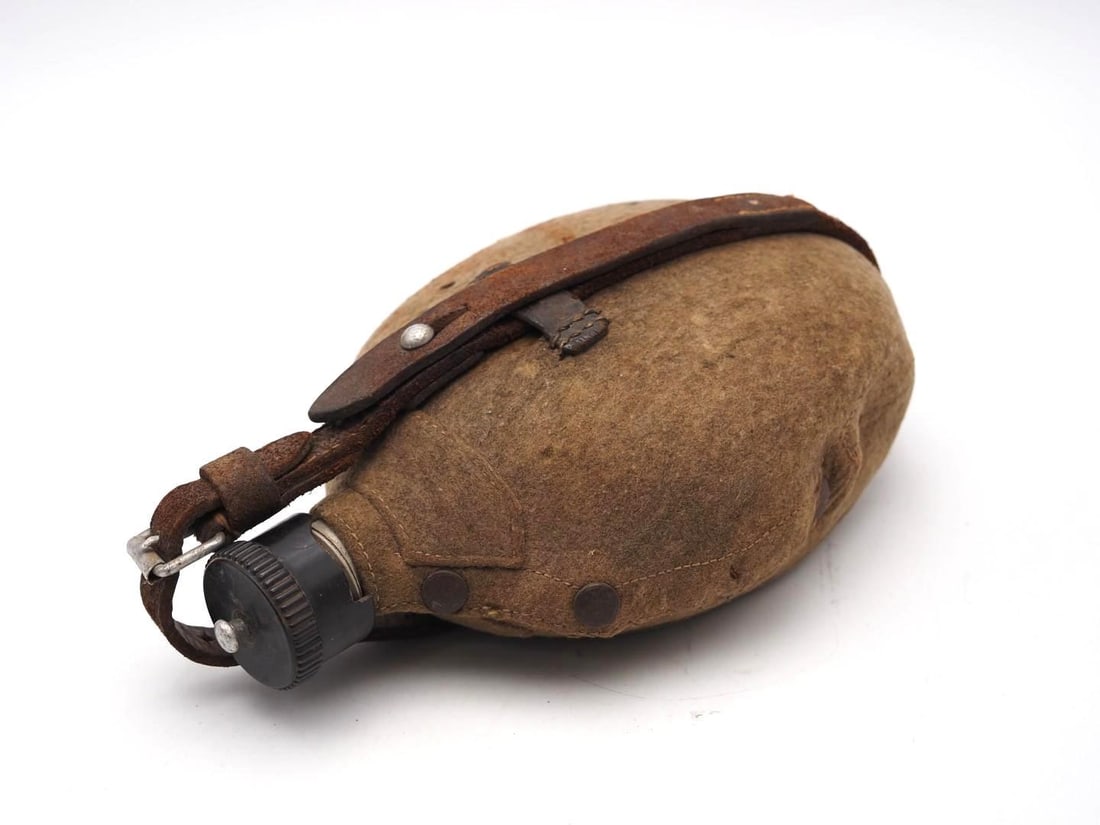 German WWII Canteen: dented under the cover