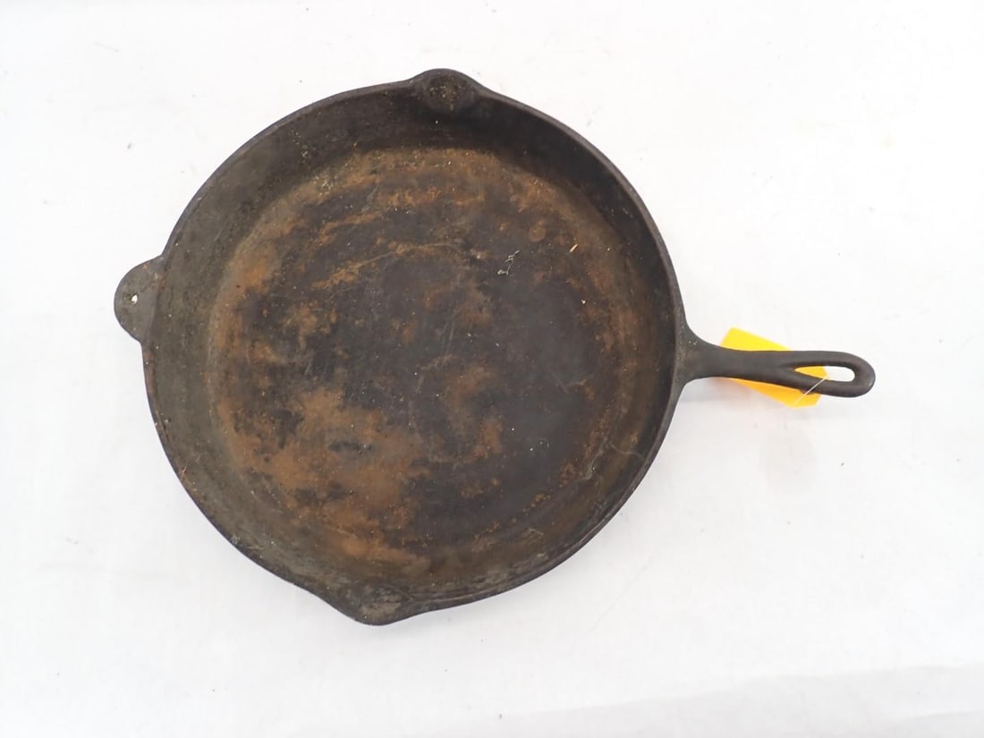 15" Cast Iron Frying Pan (1 of 5)