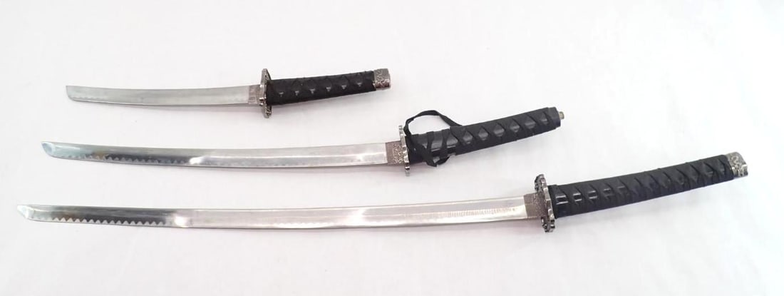(10) Fantasy Swords/Knives - 8