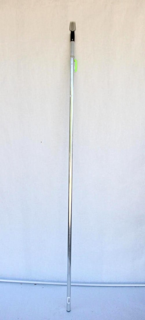 Telescoping Frog Spear: extends from 72"-140"