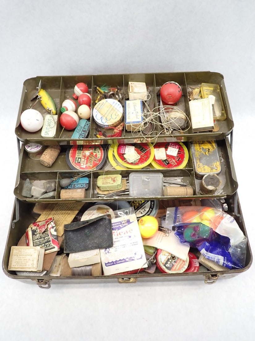 Vintage Fishing Tackle Box and Contents: Vintage Fishing Tackle Box and Contents