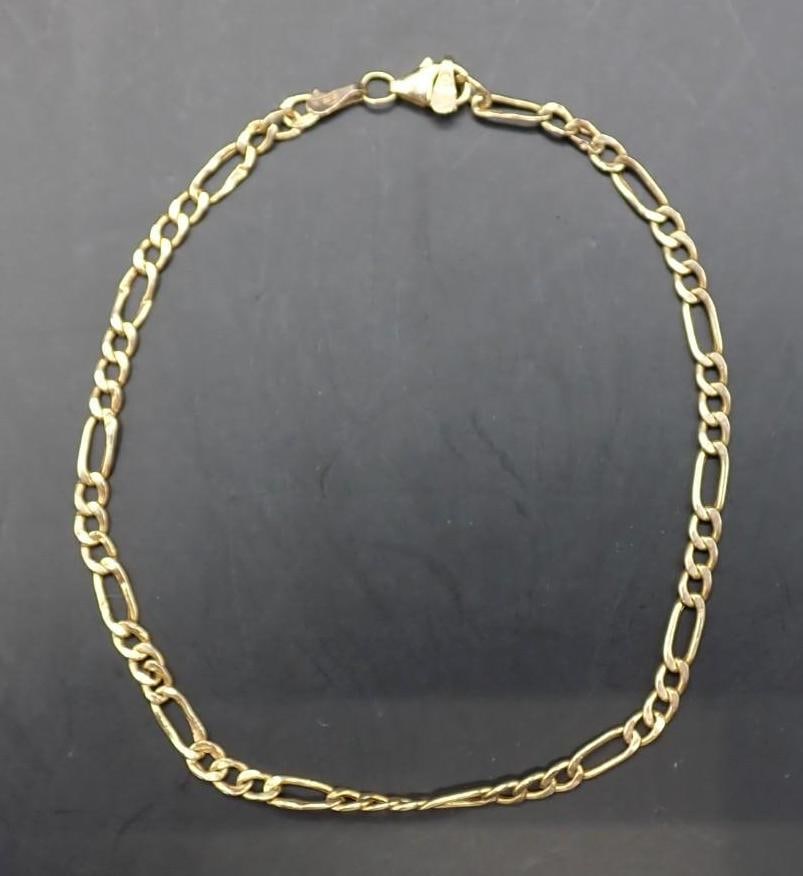 10K Yellow Gold Bracelet: 7.75" in length, .8 grams, needs repair