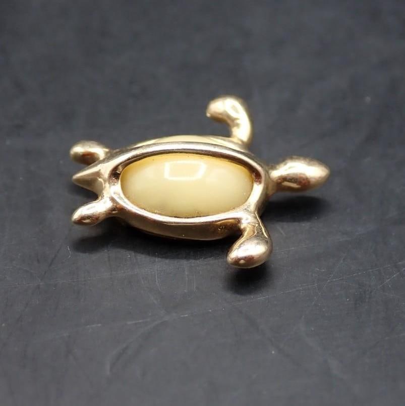 14K Yellow Gold and Stone Sea Turtle Pendant: 20.7mm in length, 2.8 grams total weight