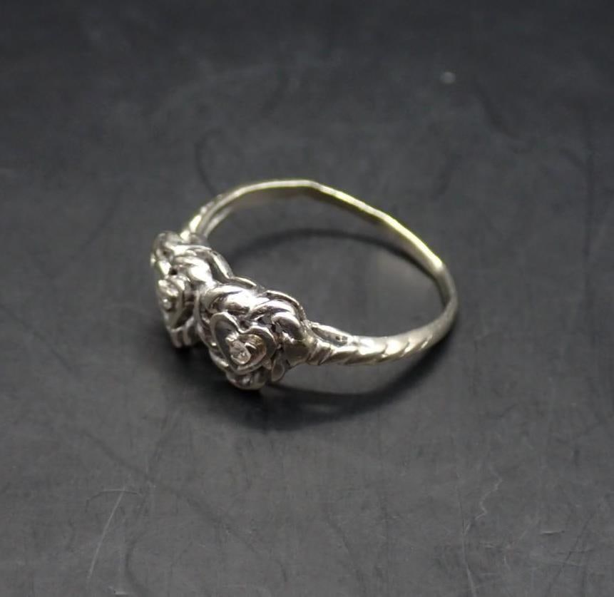 14K White Gold and Diamond Ring - 4