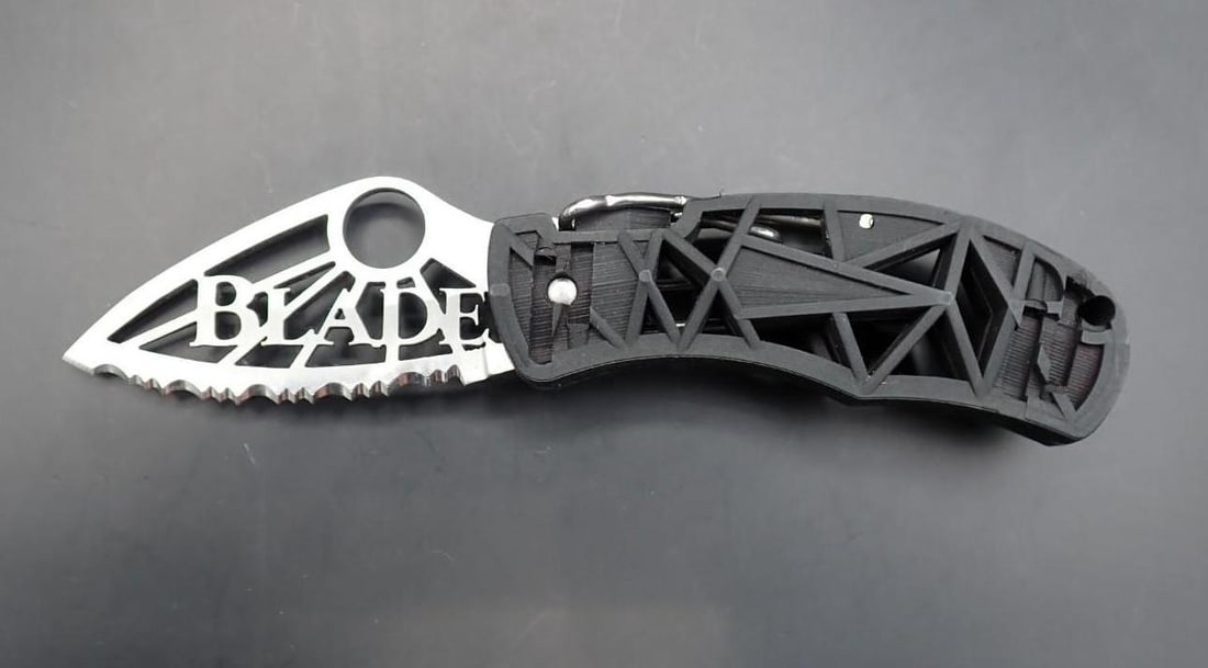 Spyderco #0410 "Q" Blade Magazine Folding Knife: 5.75" overall length, with the box