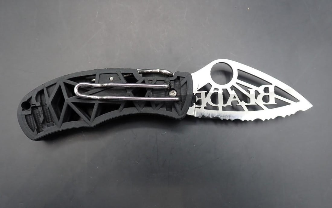 Spyderco #0410 "Q" Blade Magazine Folding Knife - 2