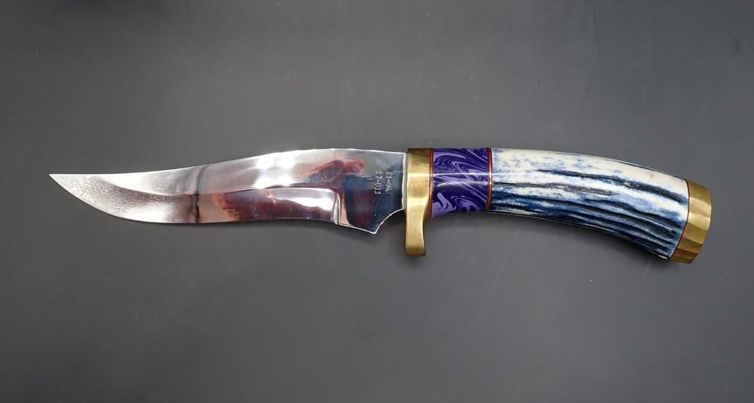 North & Prater Custom Fixed Blade Knife: 6" blade; 11" overall length; in new condition with a tooled leather sheath
