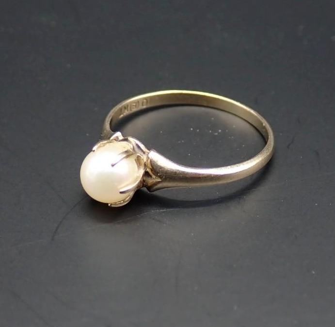 10K Yellow Gold and Pearl Ring: 5.5mm +/- pearl; size 6; 1.3 grams total weight