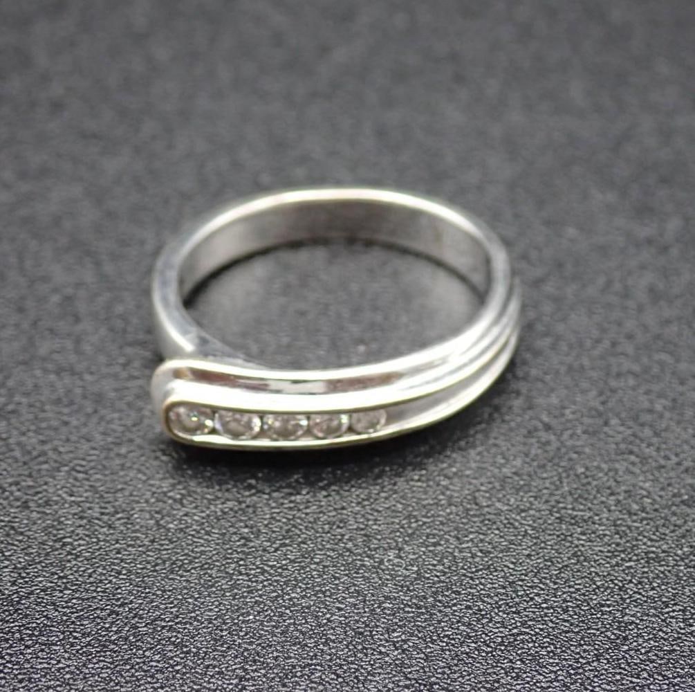 14K White Gold and Diamond Ring: with (5) graduated round cut diamonds, 2.5mm - 1.5mm; size 7.5; 4.3 grams total weight