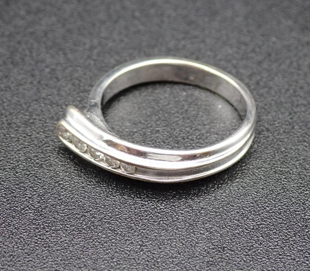 14K White Gold and Diamond Ring - 3
