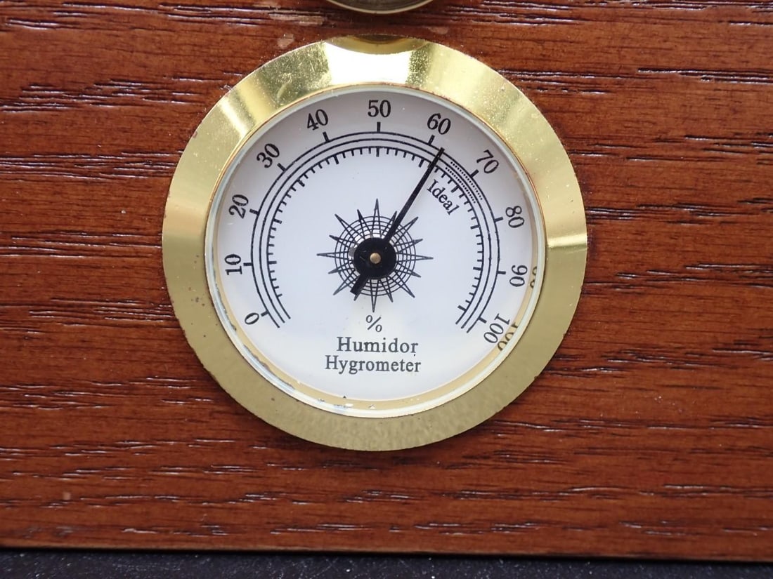 Oak Humidor with beveled glass - 2