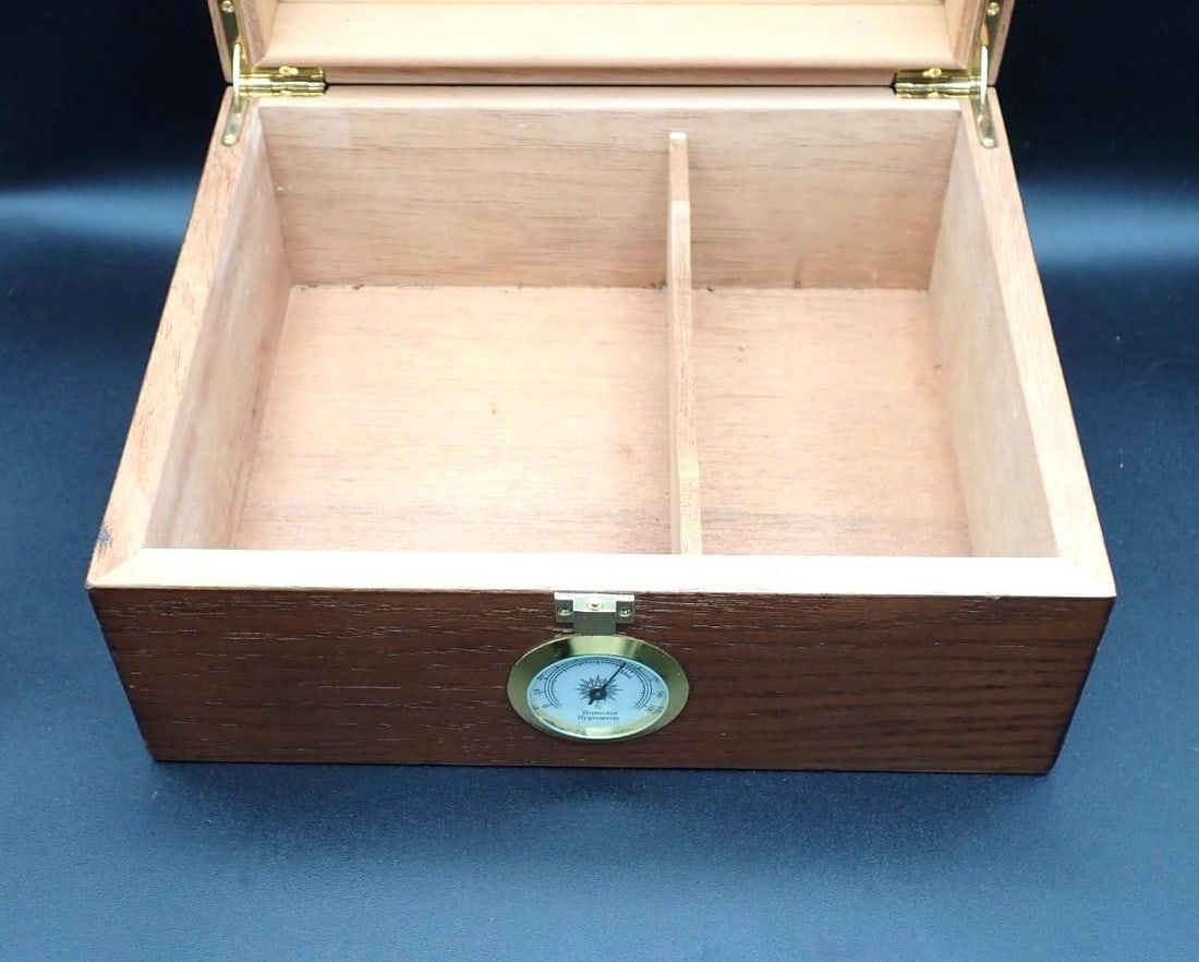 Oak Humidor with beveled glass - 3