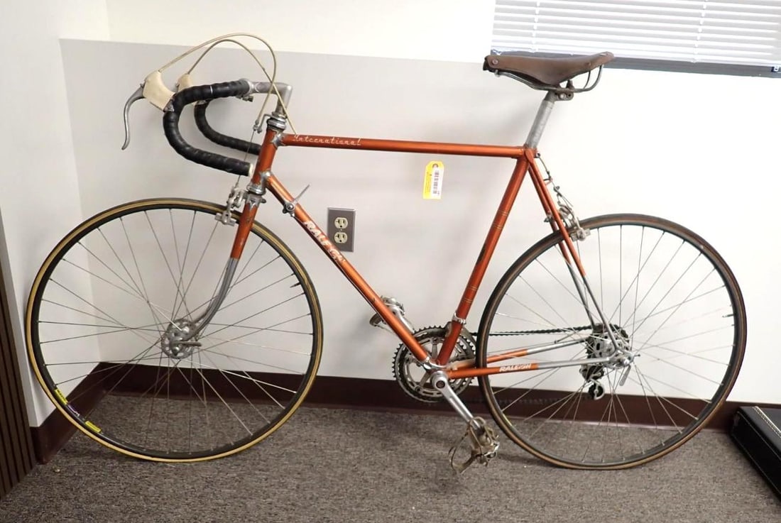 Vintage Raleigh International 12 Speed Road Bike - 9