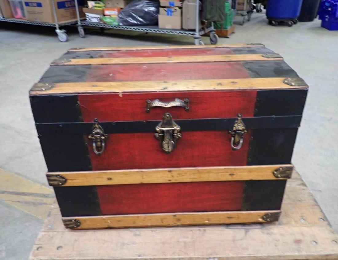 Antique Trunk: with lift out tray; 26' x 16" x 19" in height