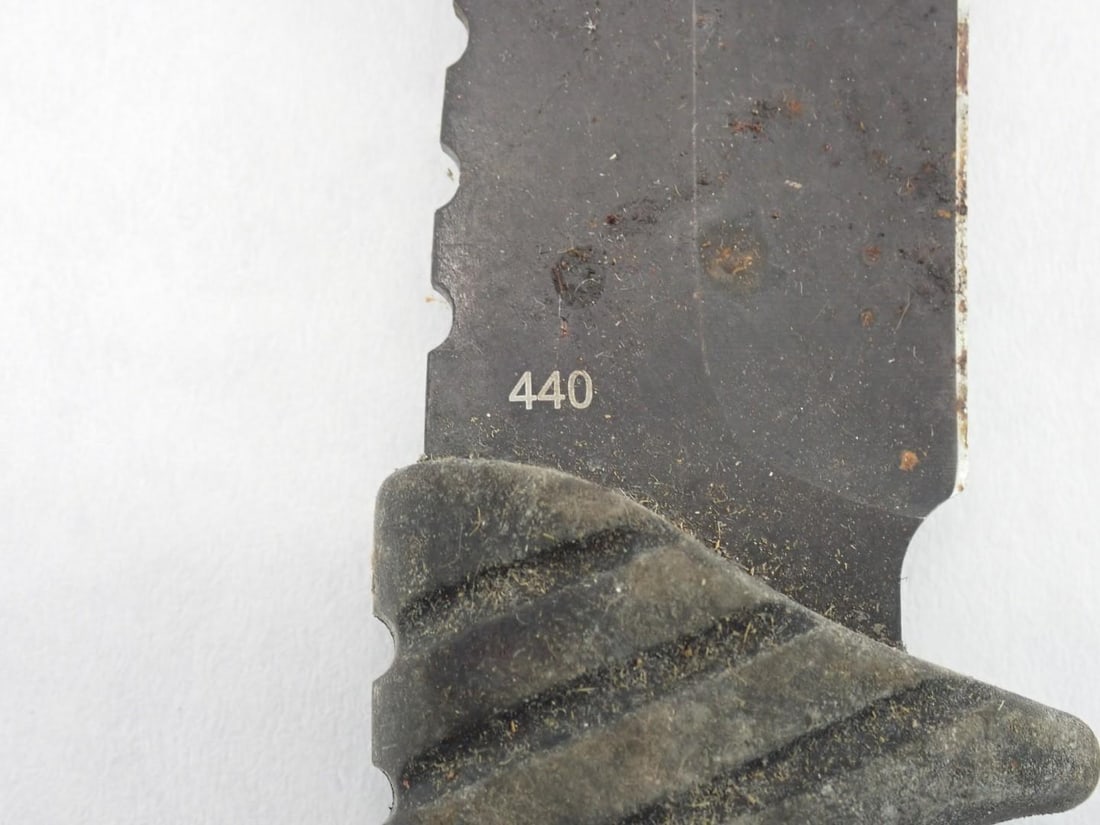(7) Fixed Blade and Folding Knives - 17