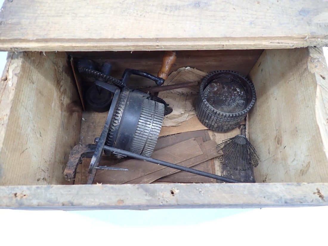 Vintage Gearhart's Knitting Machine and Accessories - 3