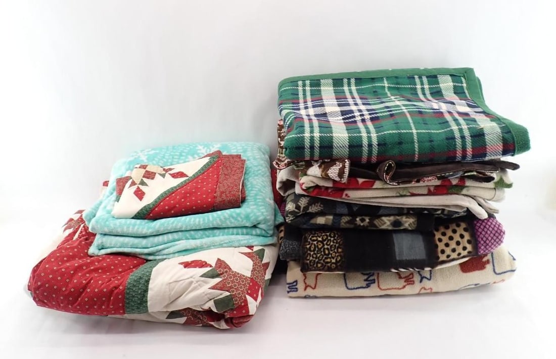 (8) Assorted Blankets & Throws: (8) Assorted Blankets & Throws