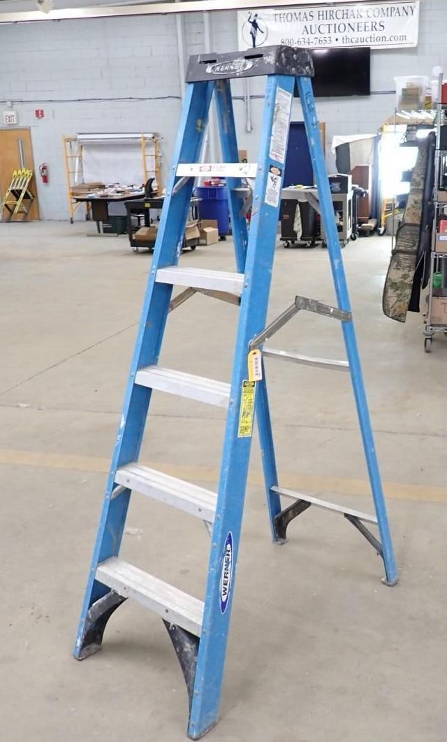 6' Fiberglass Step Ladder: 6' Fiberglass Step Ladder