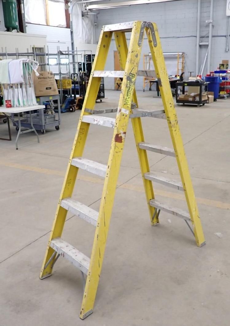 6' Fiberglass Step Ladder: 6' Fiberglass Step Ladder