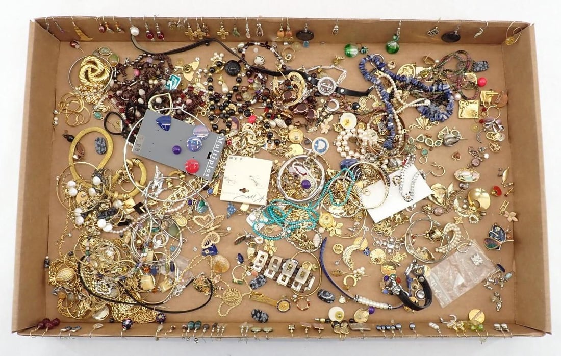 Tray of Costume Jewelry: Tray of Costume Jewelry