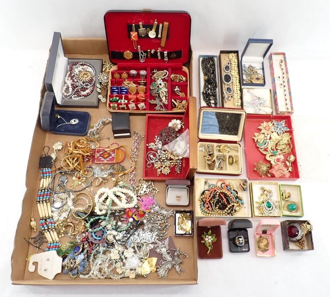 Tray of Costume Jewelry: Tray of Costume Jewelry