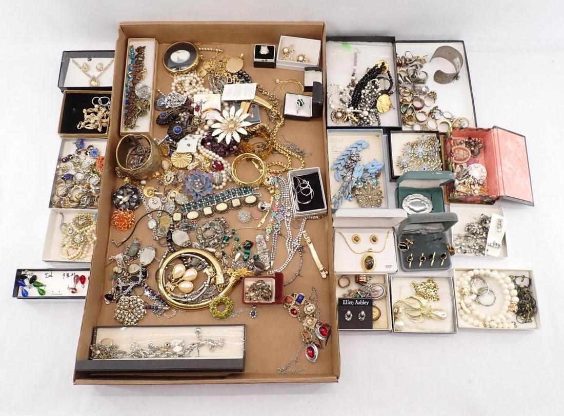 Tray of Costume Jewelry: Tray of Costume Jewelry