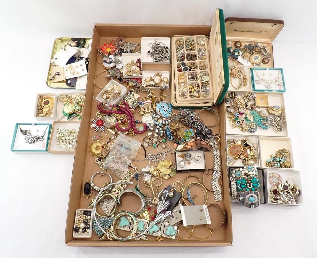 Tray of Costume Jewelry: Tray of Costume Jewelry