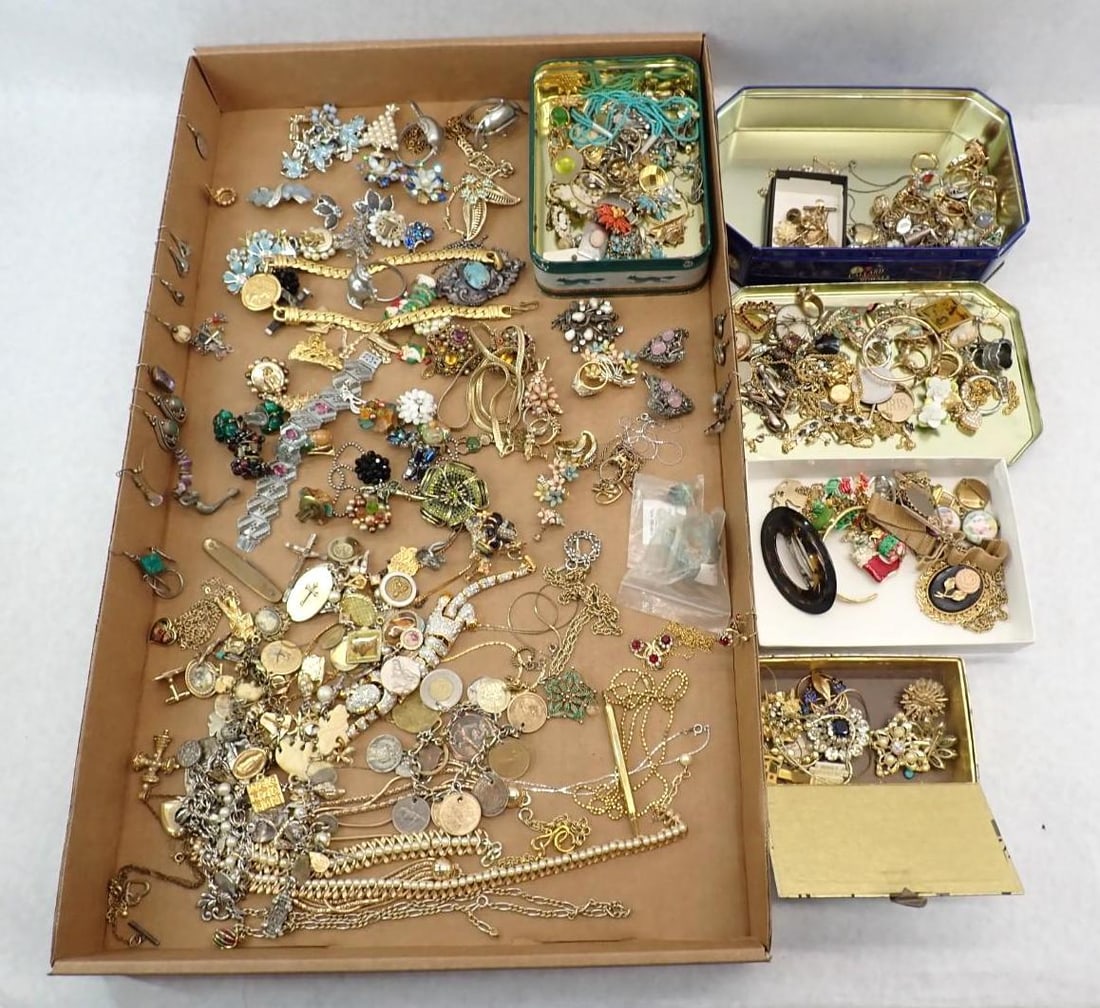 Tray of Costume Jewelry: Tray of Costume Jewelry
