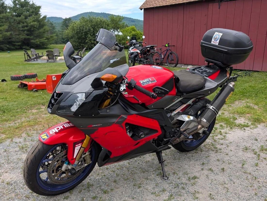 2007 Aprilia RSV1000R Motorcycle: VIN: ZD4RRTR0678000380, ODO: 21283, 6 Spd, 998cc, chain driven, aftermarket Brake & Clutch levers, aftermarket Arrow Exhaust (originals included), Dual front & rear disc brakes, Includes Tank